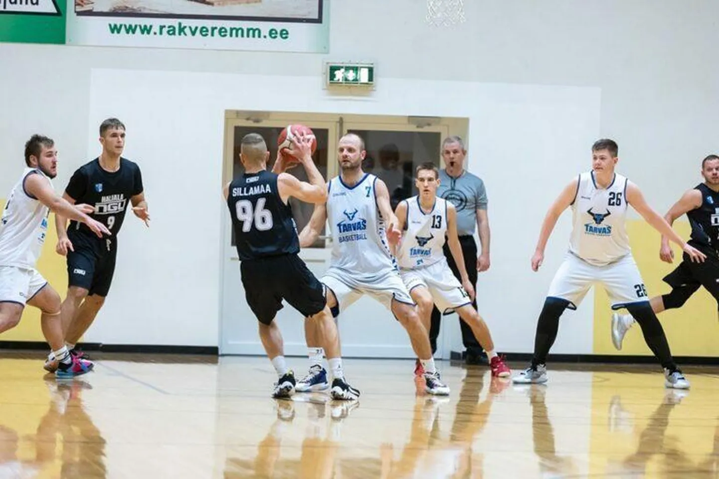 Neljapäeval annavad Rakvere spordihallis esimese finaalilahingu Haljala NGU (mustas) ja VPG/Vinni Vald.