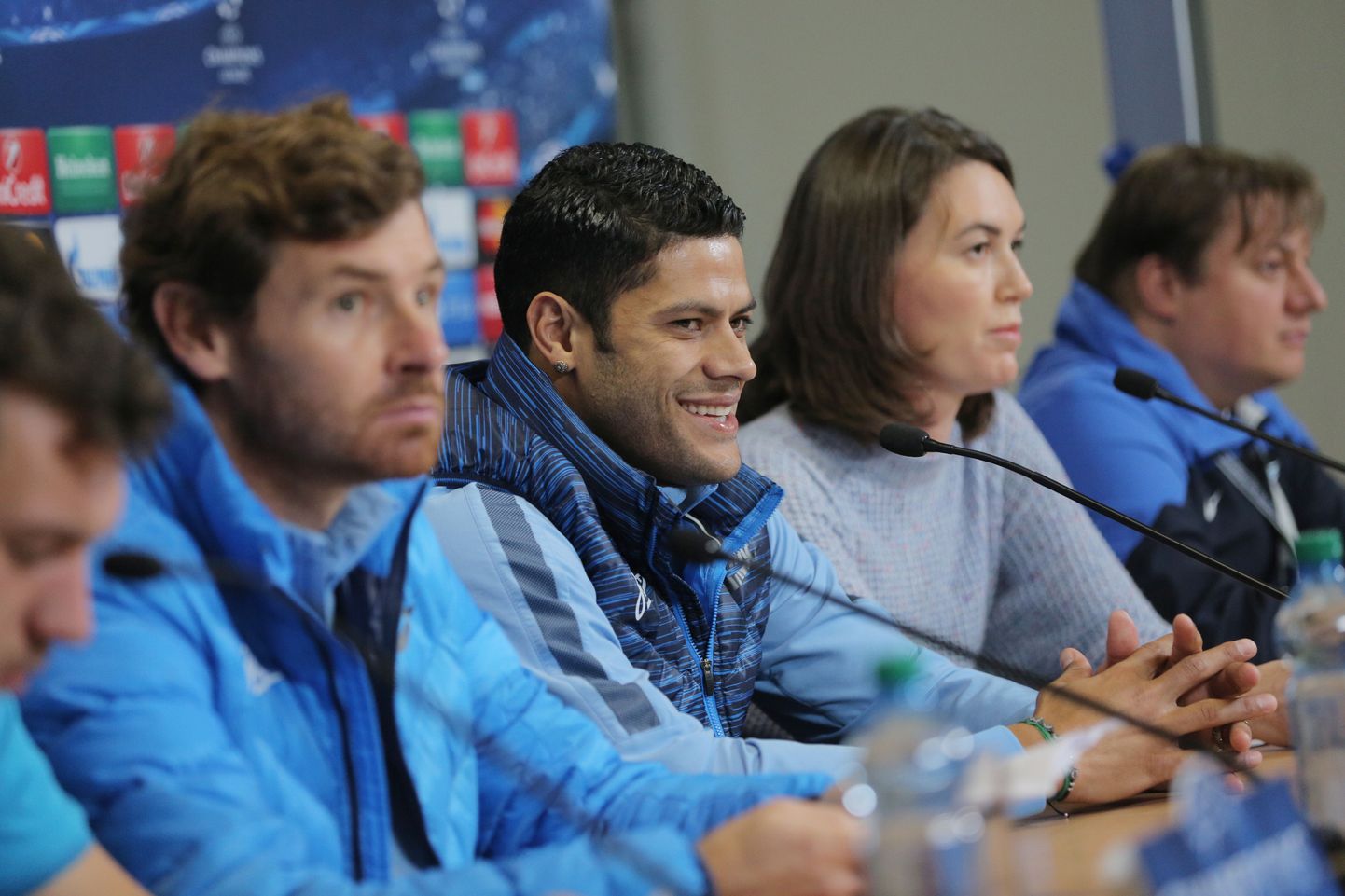 Главный тренер "Зенита" Виллаш-Боаш и Халк (второй и третий слева) на предматчевой пресс-конференции.