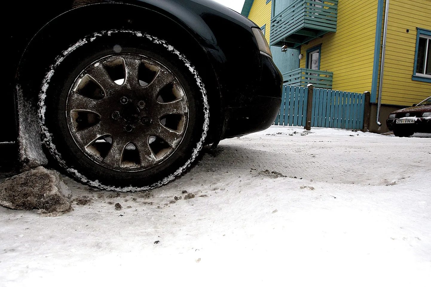 Lepiku tänava alguses on palju suuri auke, mis teevad peavalu autojuhtidele ja seal elavatele inimestele.
