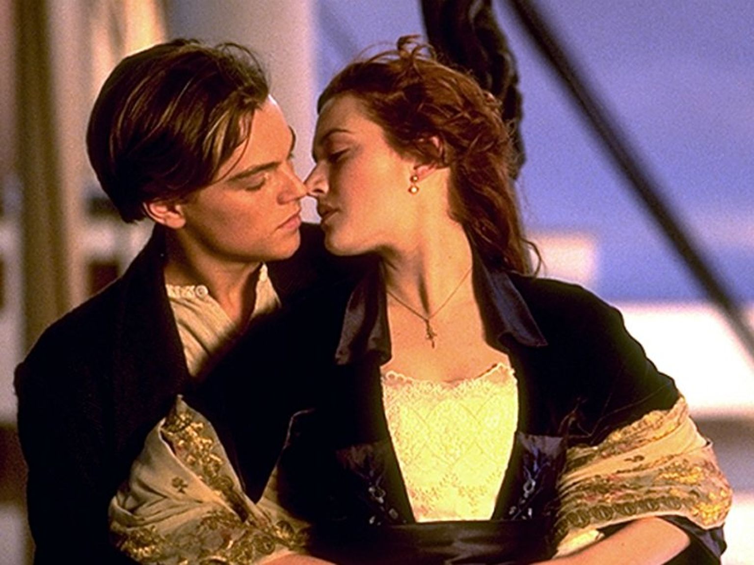 «Титаник» 1997. Поцелуй на корме. Иллюстративное фото к статье.