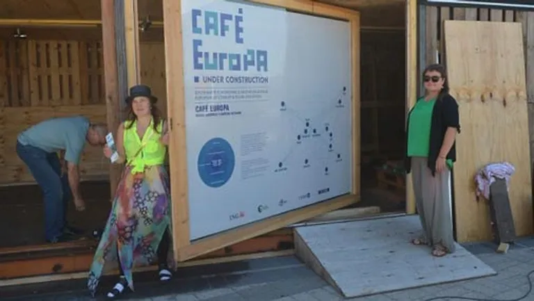Раса Шмите и Агнесе Баранова у строящегося „Cafe Europa”