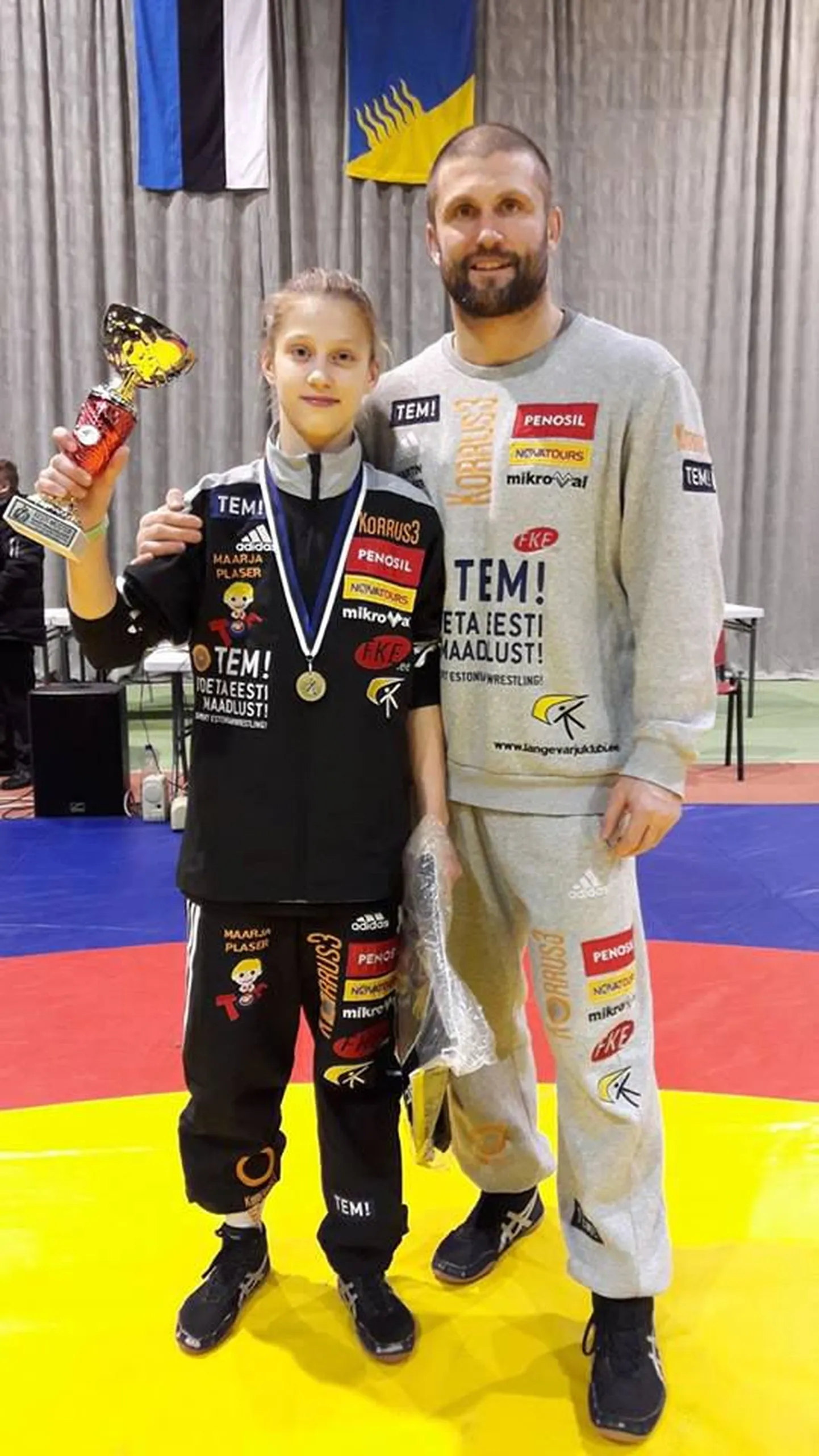 Maarja (vasakul) koos isa Martin Plaseriga.