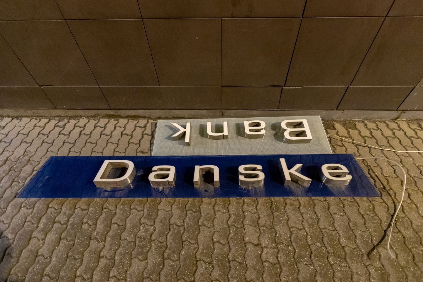 Danske Banki hoonelt eemaldati pärast Eesti filiaali sulgemist sildid.