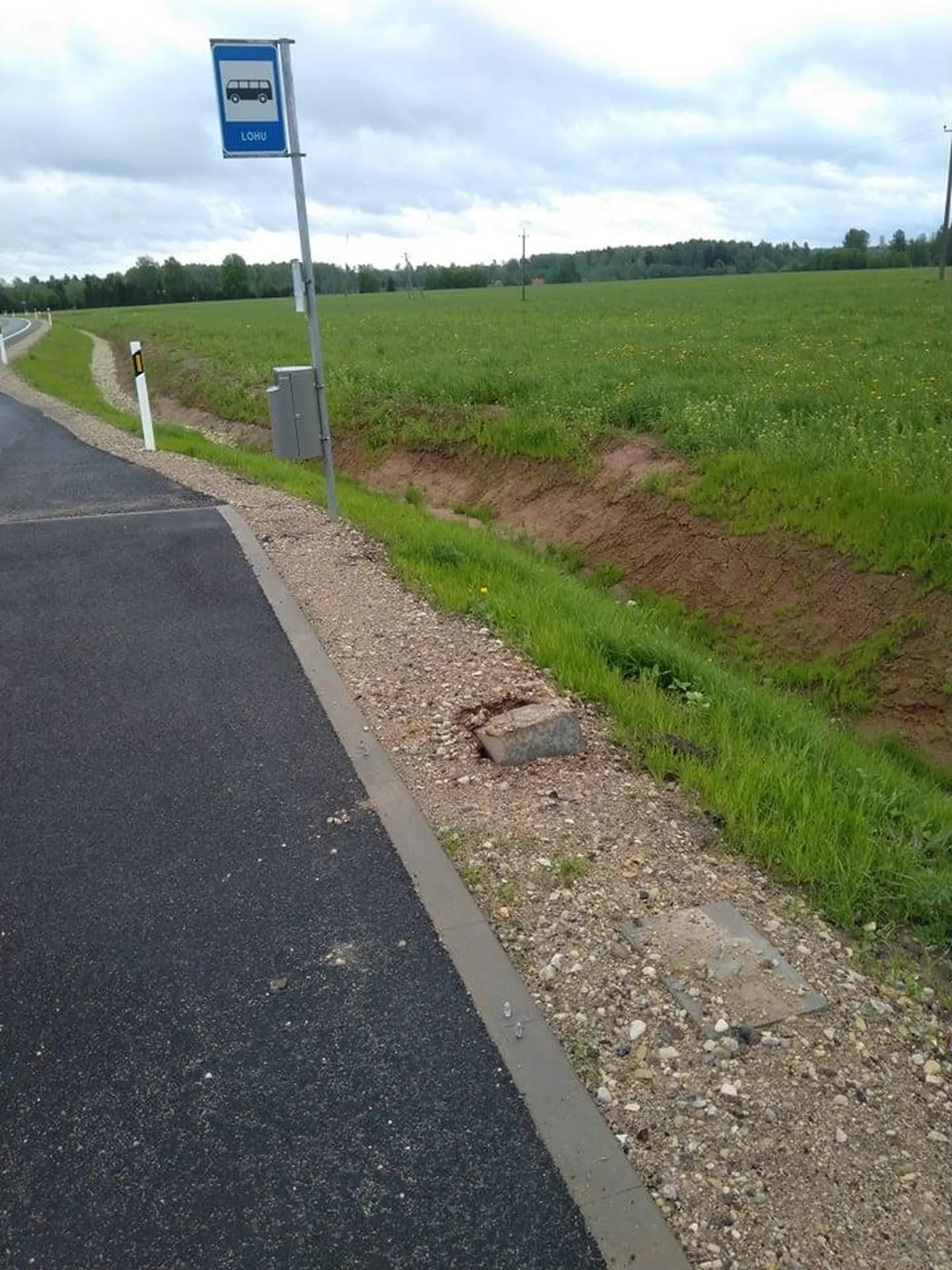 Kui varem sai Viljandi vallas Lohu bussipeatuses bussi ootamiseks pingil jalga puhata, siis enam mitte. Pinki pole.