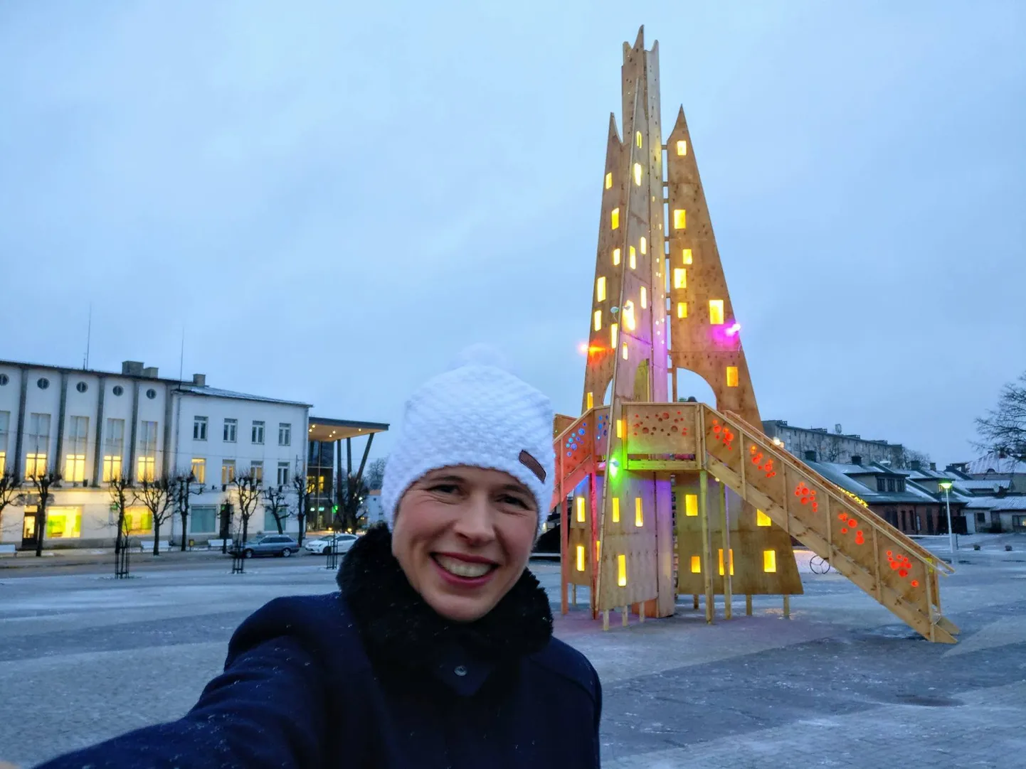 President ja Rakvere kuuseinstallatsioon.
