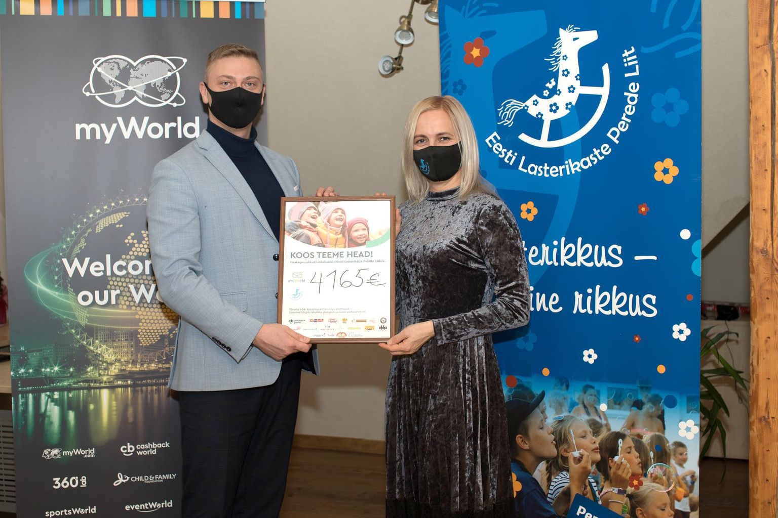 myWorld Estonia tegevjuht Villu Loonde andis üle heategevusliku annetuse Eesti lasterikaste perede liidu presidendile Aage Õunapile.