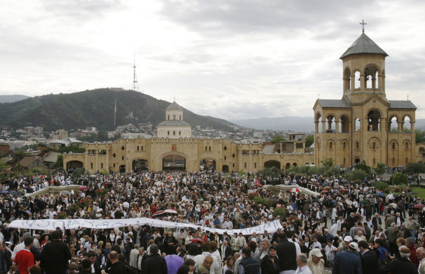 Gruusia opositsiooni toetajad käisid iseseisvuspäeval Thbilisi Püha Kolmainu katedraali juures patriarh Ilia II käest nõu küsimas.