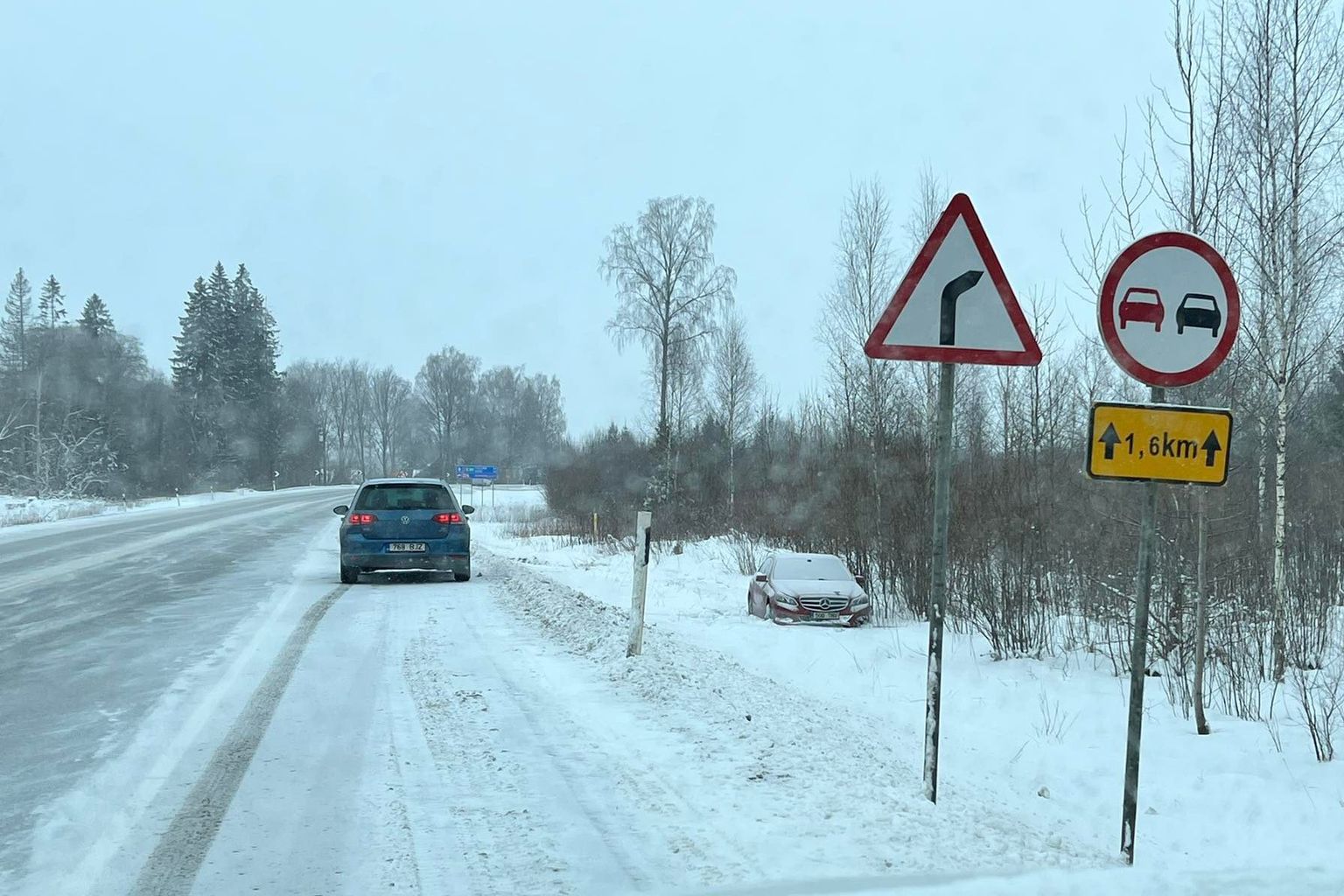 Liiklejate tähelepanu köitis Otikul maanteekraavis lund katusele koguv sõiduauto.
