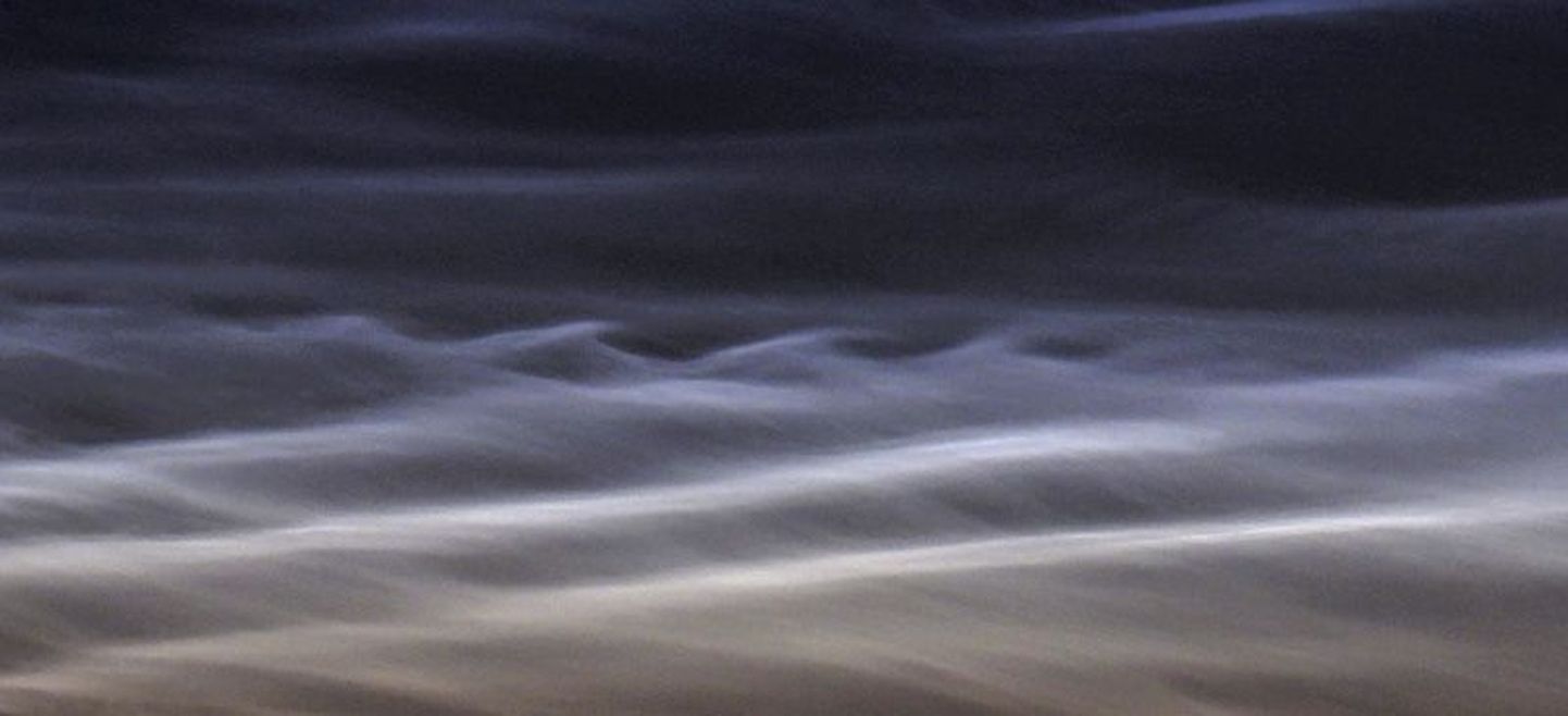 Janek Pärna pilvepildile on tabatud mesosfääri kõrgeimate kihtide pilved, mille peal Kelvin-Helmholtzi lained. Žürii liige, meteoroloog Ene Tillmann ütles, et sisuliselt oli ühele fotole korraga lausa kaks haruldust püütud ja see tõigi võidu.