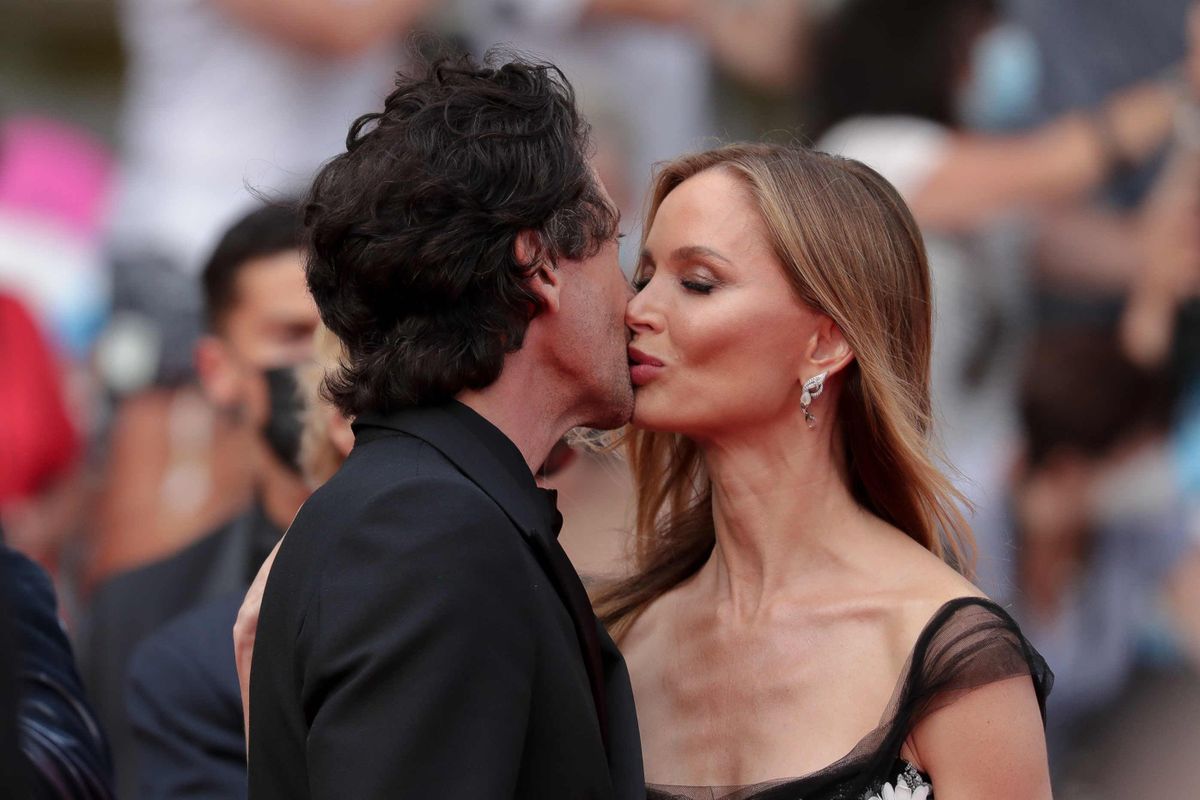 Adriens Brodijs un Džordžina Čepmena ļaujas skūpstam uz Kannu sarkanā paklāja. 