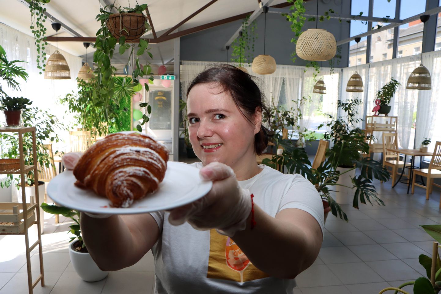 Algaja ettevõtja Oksana Ugrintšuk loodab, et kohtlajärvelastele on tema croissant'id meelt mööda.