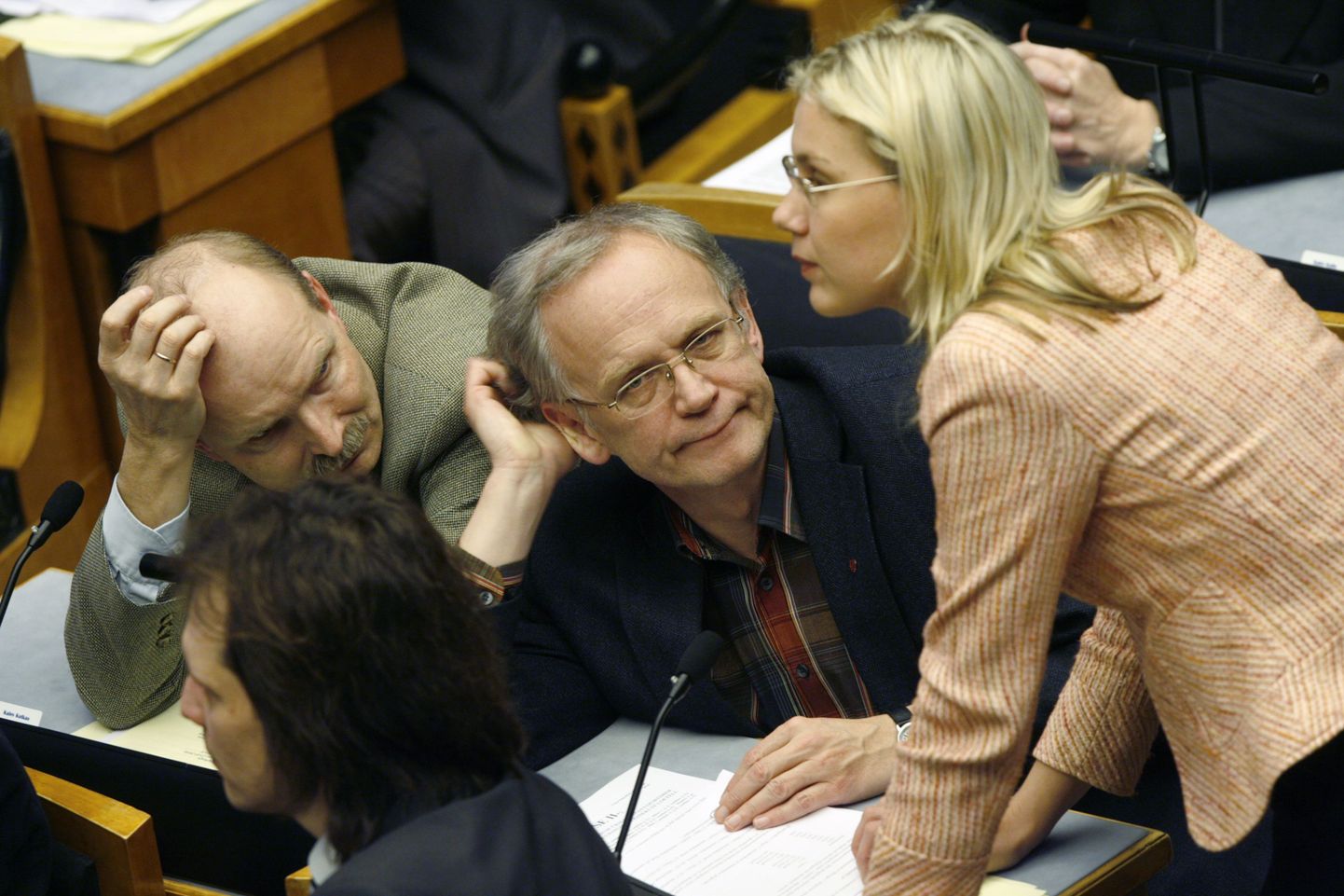 Eiki Nestor (keskel) ja Kadri Simson riigikogu istungil