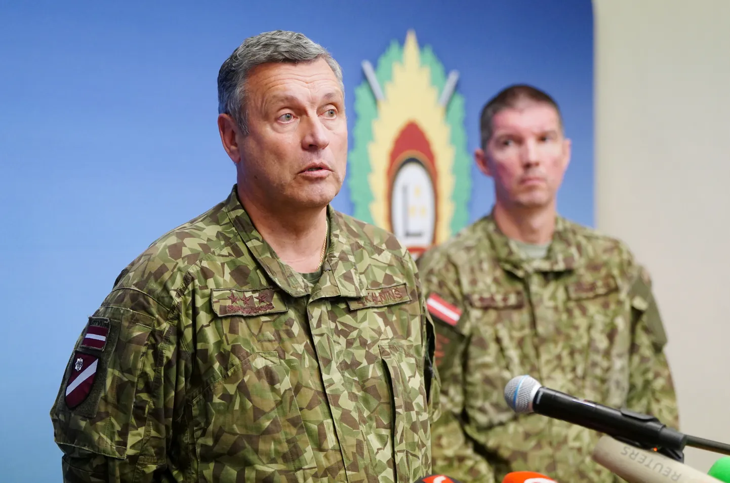 Nacionālo bruņoto spēku komandieris ģenerālleitnants Leonīds Kalniņš (no kreisās) un Gaisa spēku komandieris pulkvedis Viesturs Masulis piedalās aizsardzības nozares preses brīfingā Aizsardzības ministrijā, kurā informē par Rēzeknes novadā nokritušo bezpilota lidaparātu.