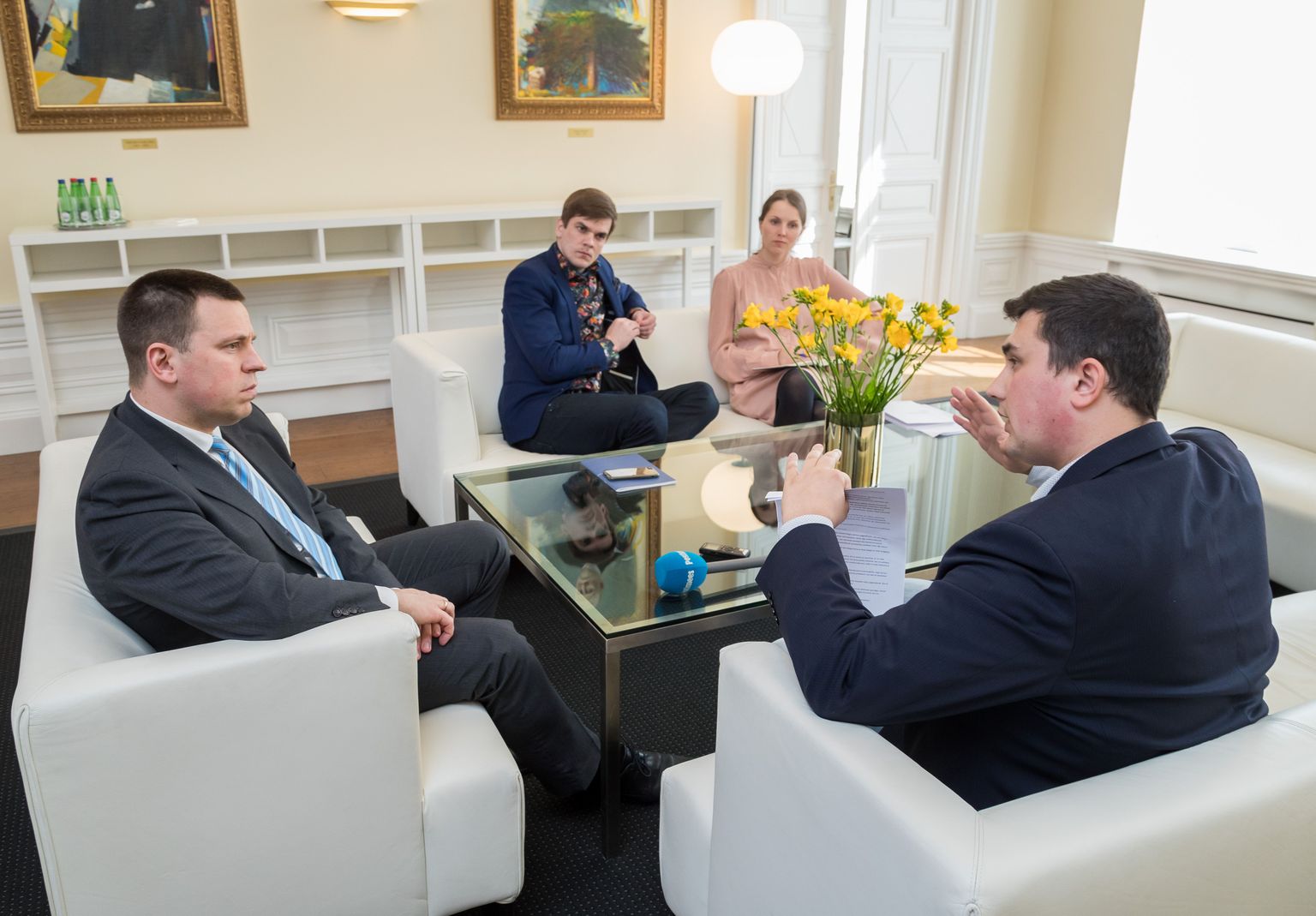 Peaminister Jüri Ratas (vasakul) vestlemas loo autoriga Stenbocki majas. Valitsusjuhi juttu kuulavad laua ääres ka tema nõunikud.