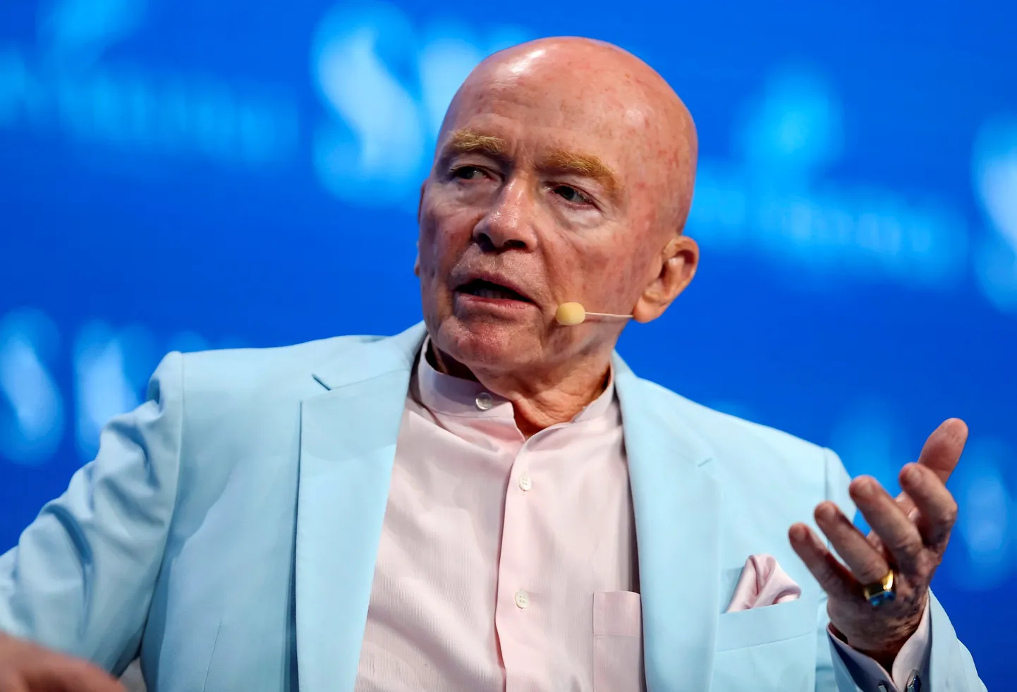 Arenevate turgude investeerimisguru Mark Mobius on hädas Hiinast raha väljaviimisega.