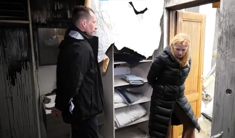 Mikk Sepp oma Pae tänava korterit Katrin Lustile näitamas.