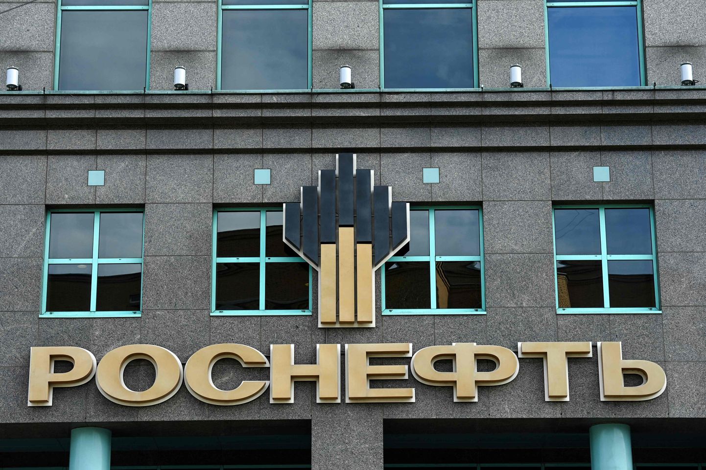 Rosnefti kontor. Rosnefti aktsia kukkus täna Londoni börsil pea 40%, ka teised Venemaa aktsiad on mutta vajunud.