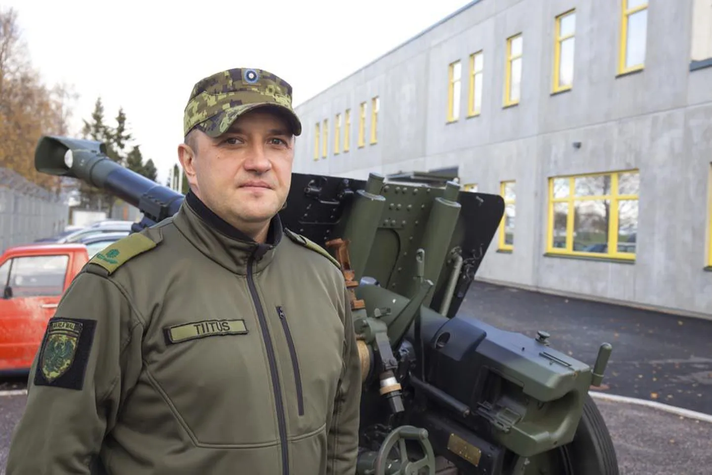 Major Ahto Alaselt Kaitseliidu Sakala maleva pealiku ameti üle võtnud major Andrus Tiitus sai tulla tööle selle aasta alguseks valminud staabihoonesse. Tiitus lubab panna rõhku sellele, et hea maja seinte vahel valitseks meeldiv õhustik.