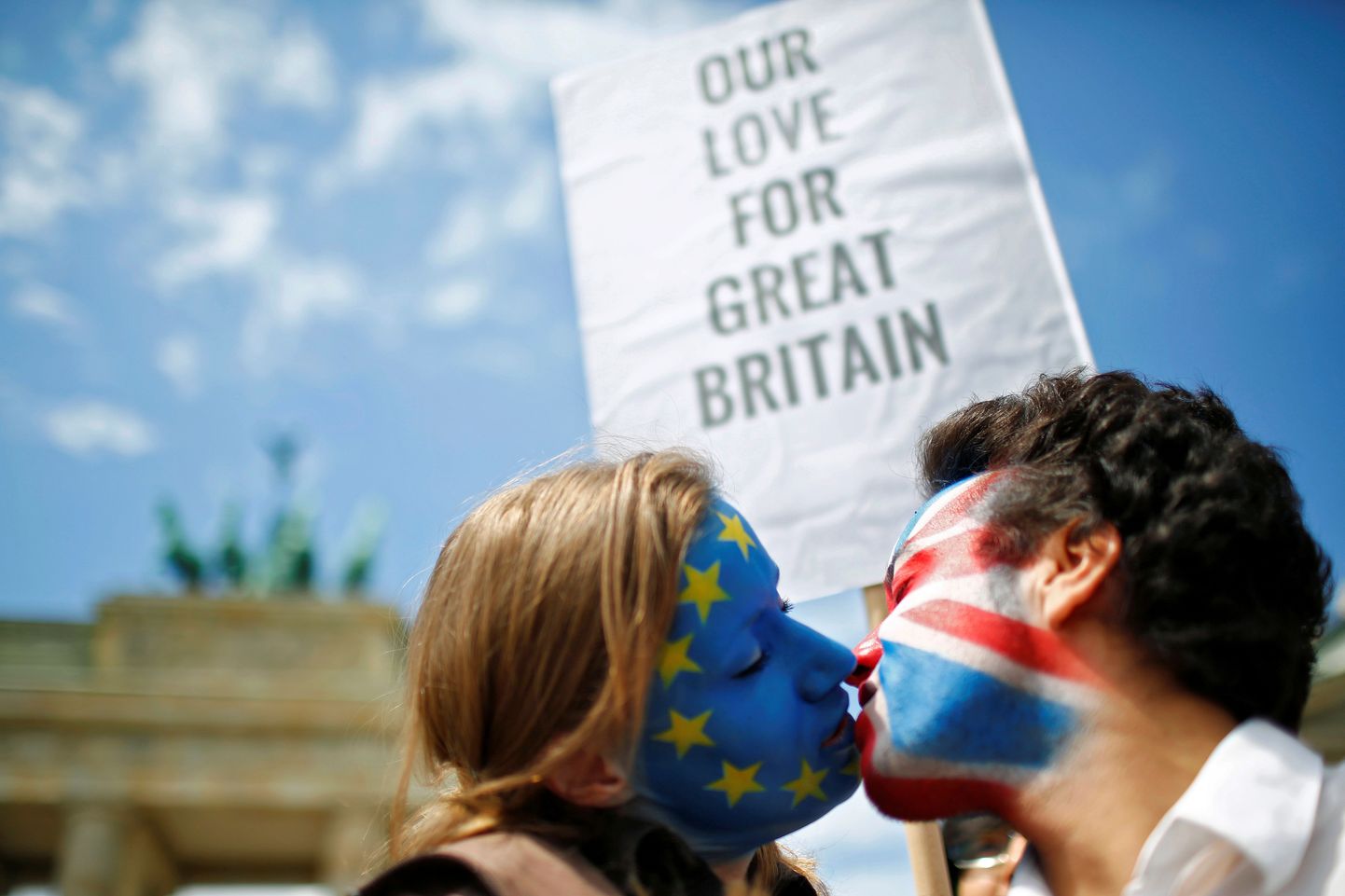 Kaks Suurbritannia Euroopa Liitu jäämise pooldajat, kellest ühele näole maalitud Euroopa Liidu lipp ja teisele Suurbritannia riigilipp, möödunud pühapäeval Berliinis Brandenburgi värava juures Brexiti vastu protestijate meeleavaldusel.