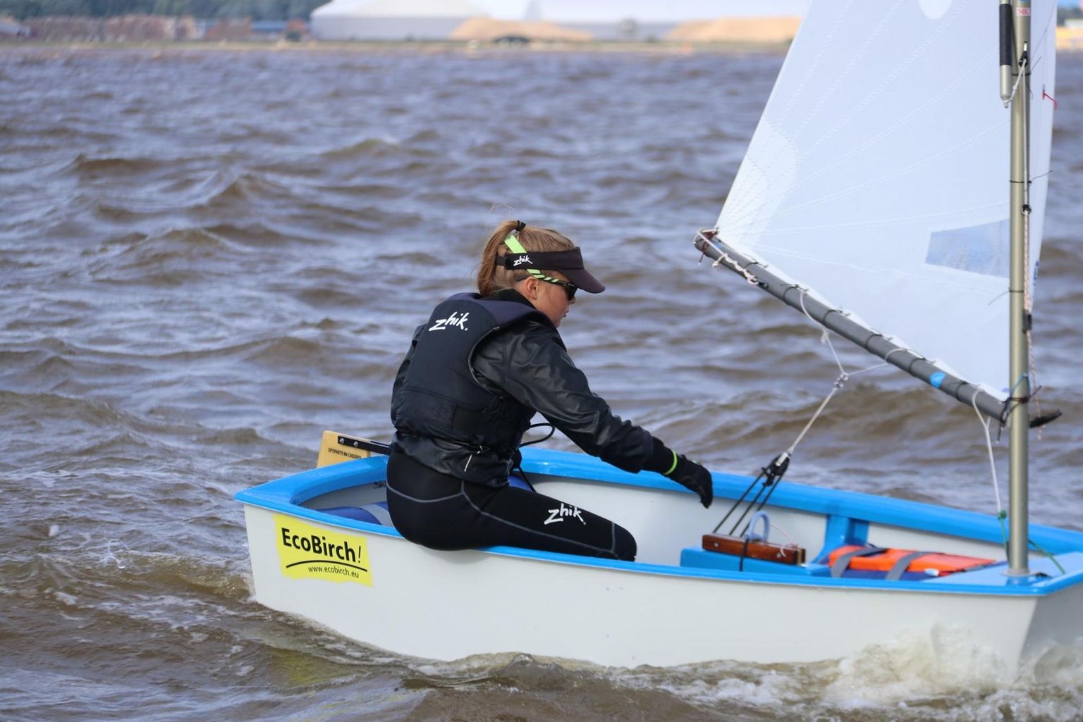 Emma Mia Kaar saavutas Tallinna lahel Kuldseekli mitmevõistluse purjeregatil üldarvestuses kolmanda ja piigade esimese koha.