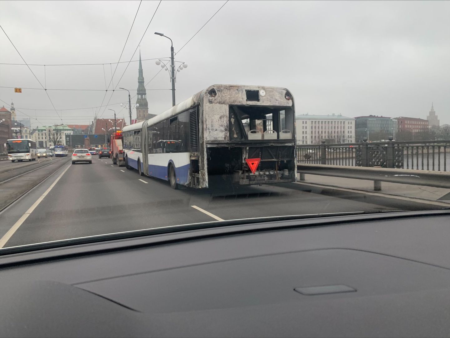 Загоревшийся автобус Rīgas satiksme на Каменном мосту
