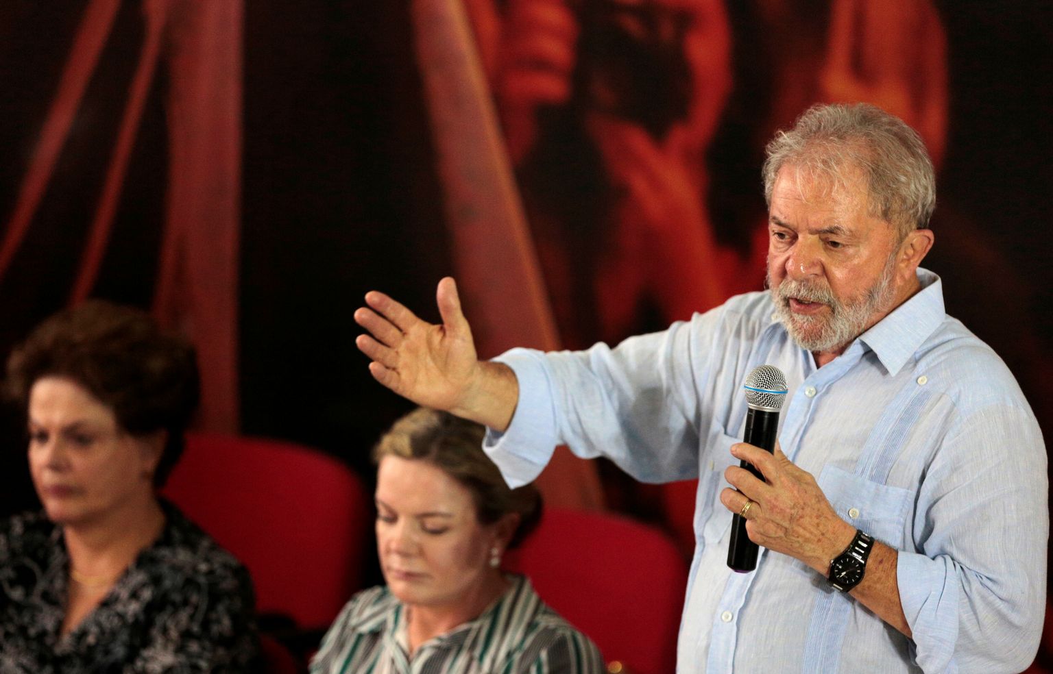 Endine Brasiilia president Luiz Inácio Lula da Silva kõnelemas kohtumisel Töölispartei liikmetega São Paulos.
