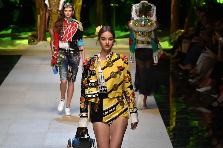Kollane on aktsent, kuid töötab ka suurepärase foonina, superefektne kostüüm Dolce&Gabbanalt. / Scanpix