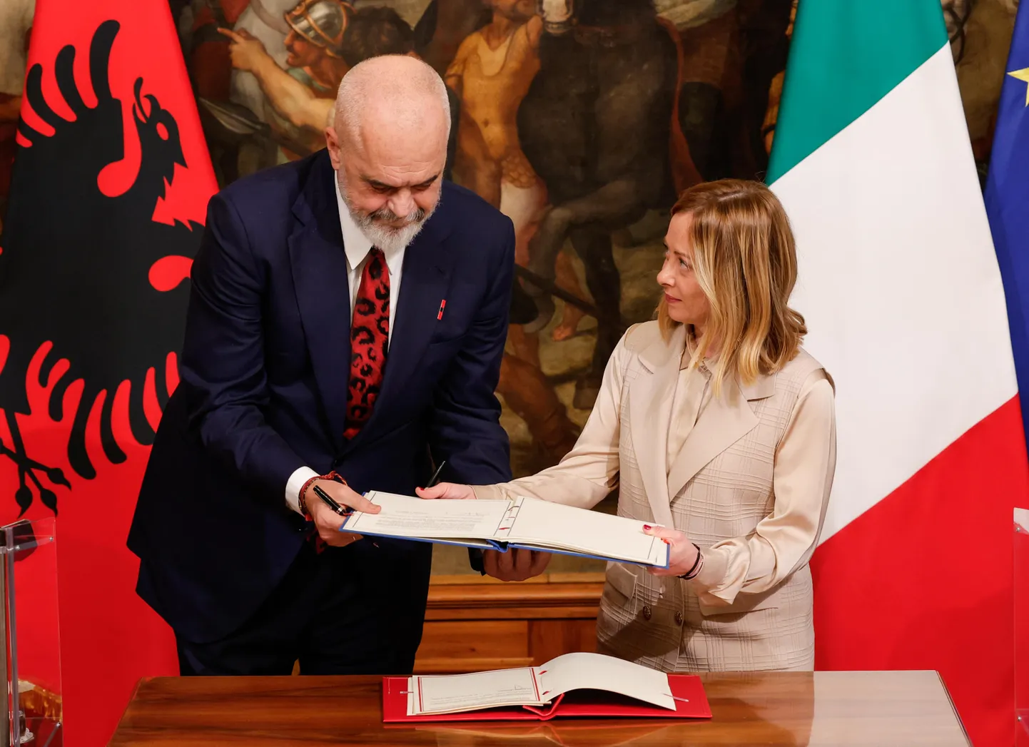 Itaalia peaminister Girogia Meloni võõrustamas Roomas Albaania valitsusjuht Edi Ramat.