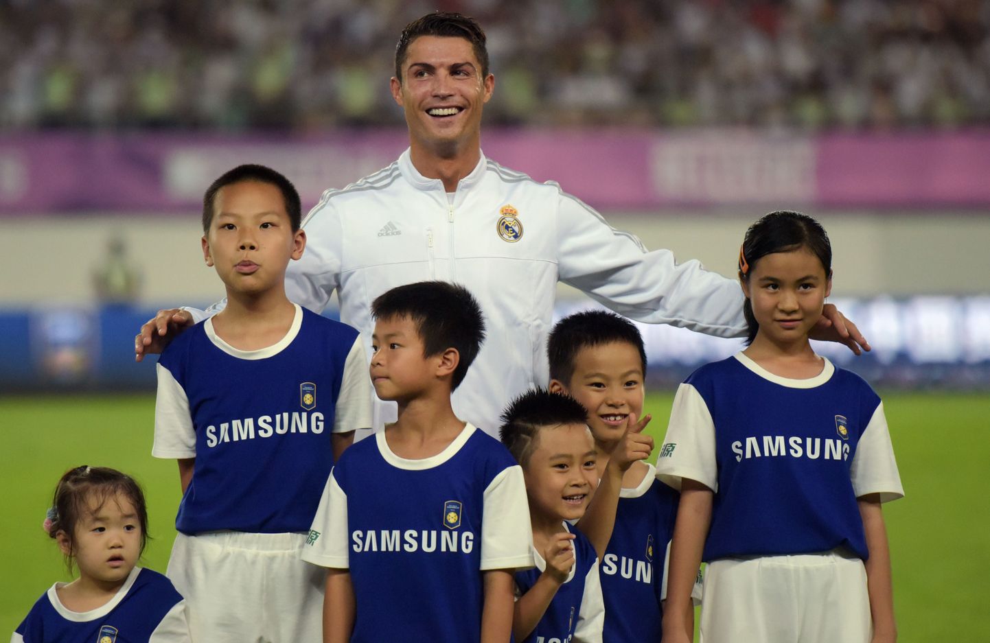 Cristiano Ronaldo Hiinast pärit noorte fännidega.