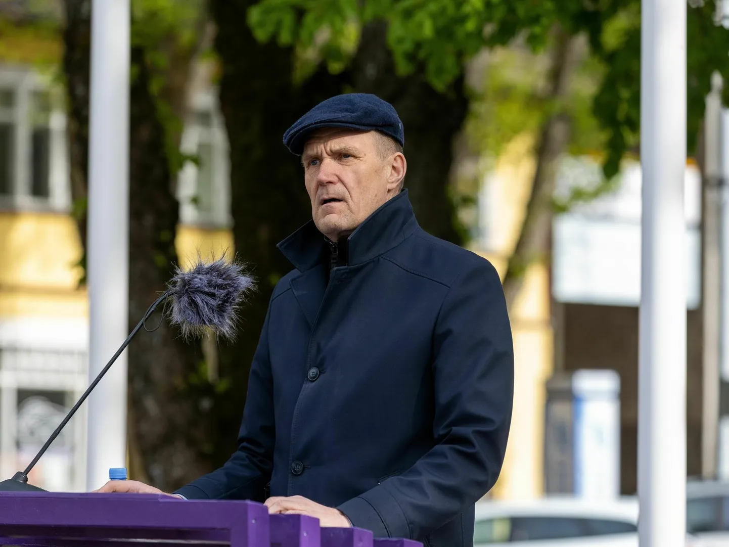 Hardo Pajula Paide keskväljakul kõnet pidamas.