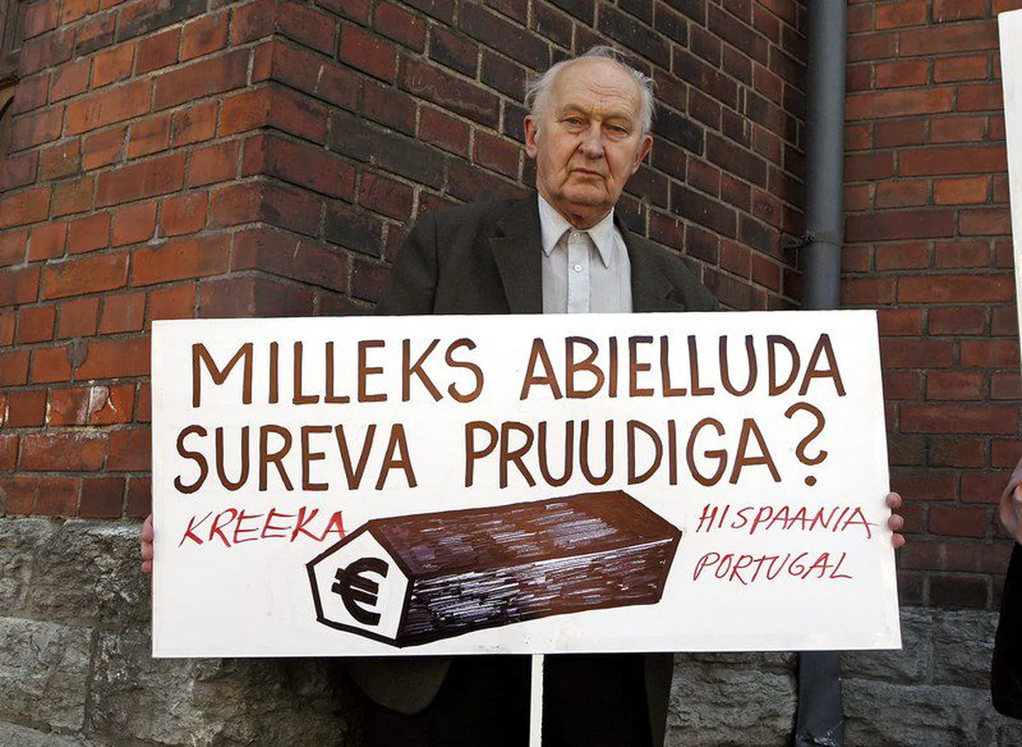 Пикет в защиту эстонской кроны.Надпись на плакате: "Для чего жениться на умирающей невесте?"
