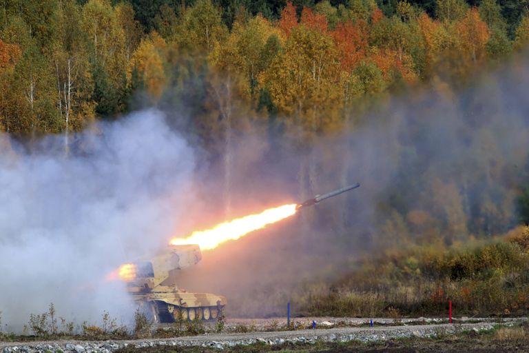 Raske leegiheitja süsteemi ehk TOS-1 Buratino demonstreerimine Venemaa relvastusnäitusel 26. septembril 2013 Uuralites Nižni Tagilis