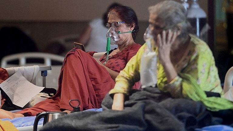 Женщинам на фотографии повезло, им достались койки в больнице и кислородные маски. Сотни жителей Индии умирают, так и не дождавшись помощи