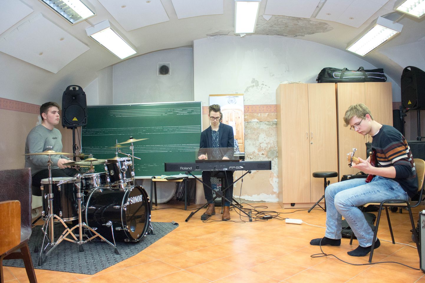 Valga muusikakooli jazz-funk-blues-bändi Man­fred moodustavad Egnar Hernits trummidel (vasakult), Taido Purason klahvpillidel ning Ott-Mait Põldsepp kitarril ja bassil. Ansambel tegutseb muusikakooli klaveriõpetaja Helin Karja juhendamisel.