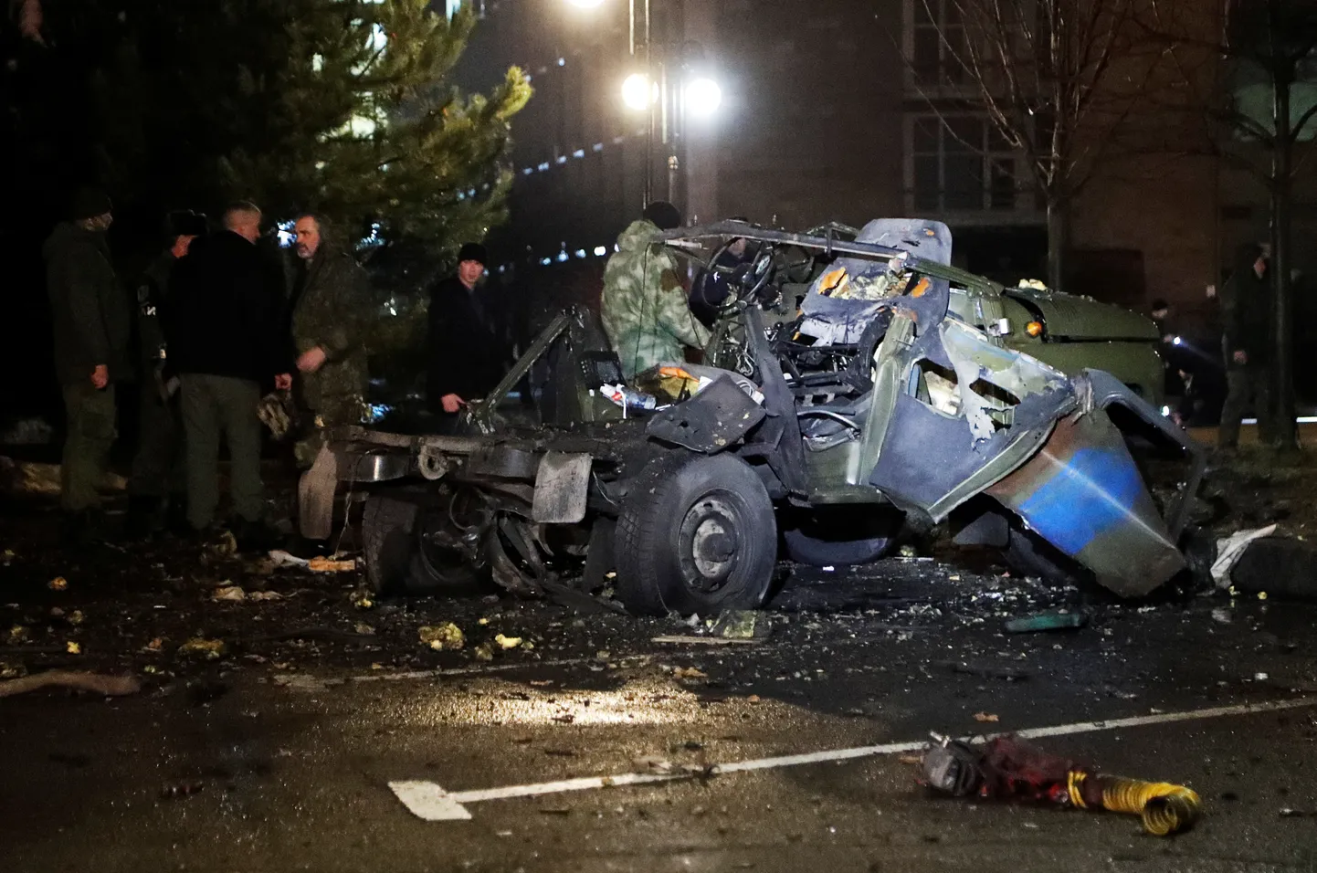 Auto vrakk, mis isehakanud Donetski rahvavabariigi võimude teatel lasti õhku täna valitsushoone juures Donetskis.