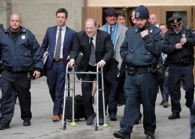 Filmiprodutsent Harvey Weinstein (keskel käimisraamiga) lahkumas 16. jaanuaril New Yorgi kriminaakohtust.
