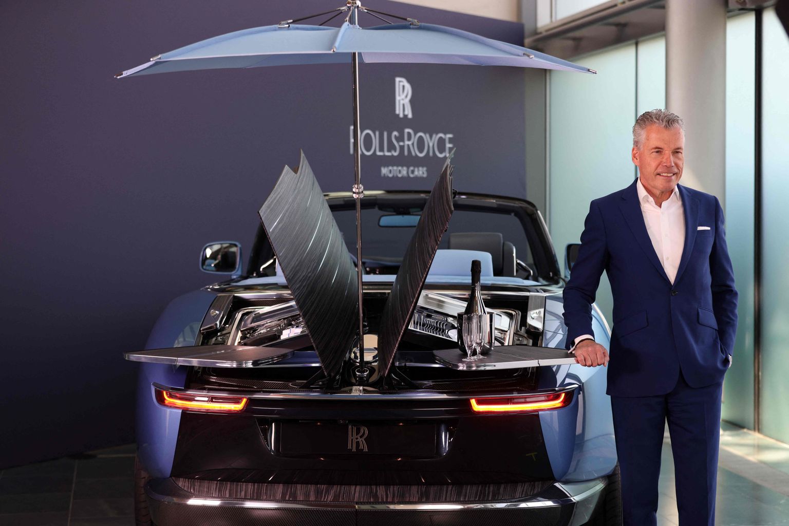 Rolls Royce'i tegevjuht Torsten Müller-Ötvös esitlemas uut luksusautot nimega Boat Tail.