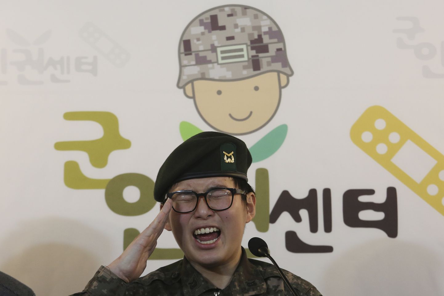 Transsooline sõdur Byun Hui-su pressikonverentsil.