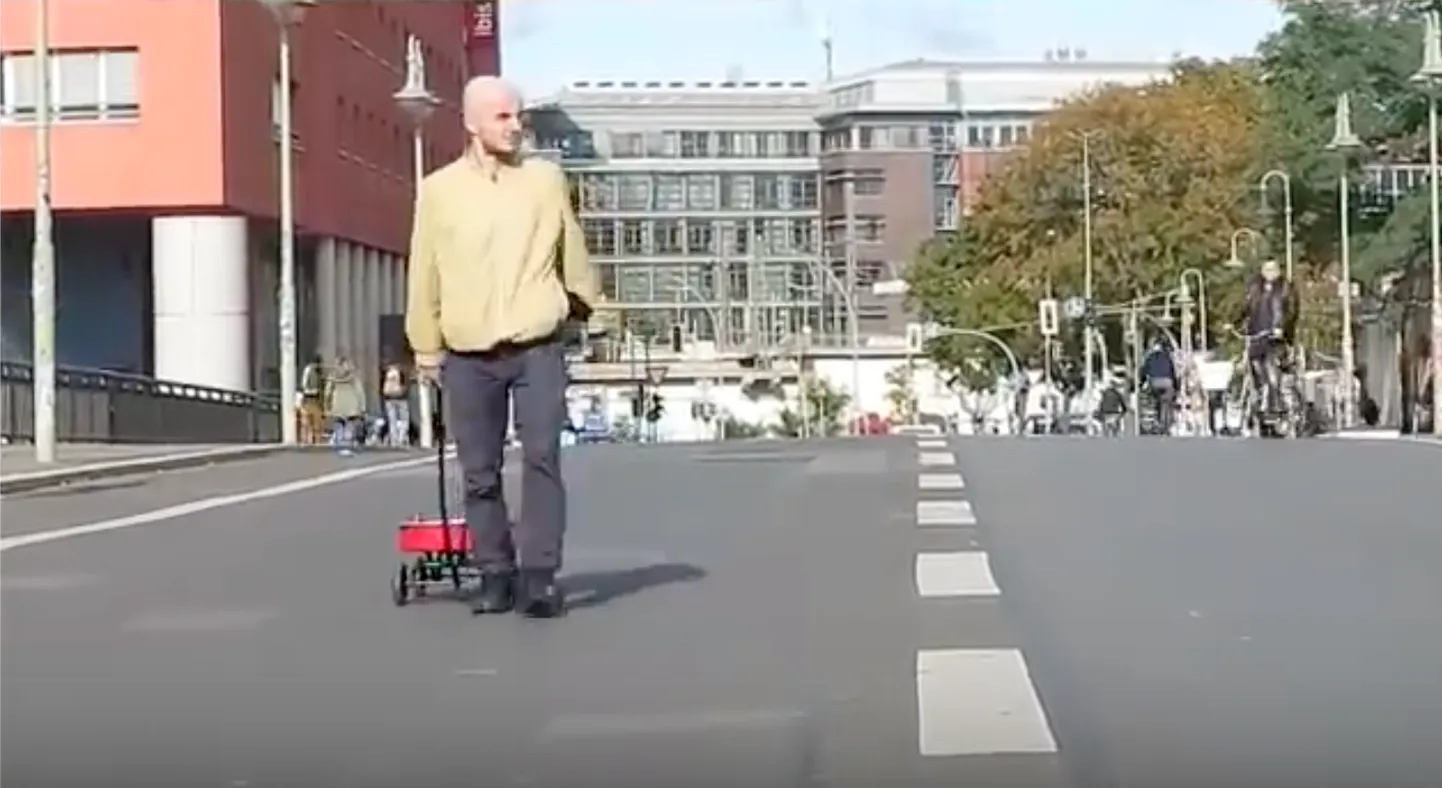 Saksamaa kunstnik Simon Weckert kõndis mööda Berliini tänavaid käsikäruga, kus oli sees 99 mobiiltelefoni.