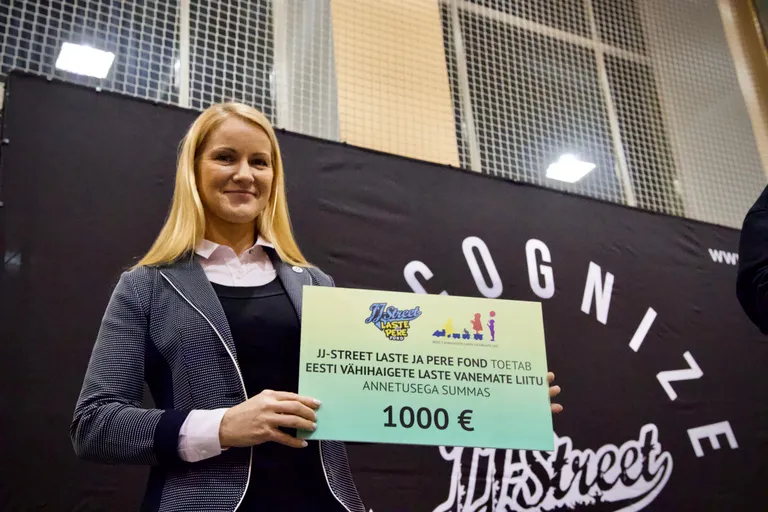 JJ-Street Laste ja Pere Fond tegi koos Back To The Basics koolitustuuriga annetuse Eesti Vähihaigete Laste Vanemate Liidule.