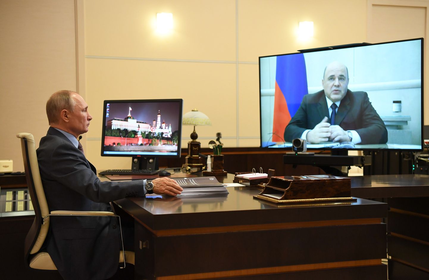 Владимир Путин в своей резиденции Ново-Огарево