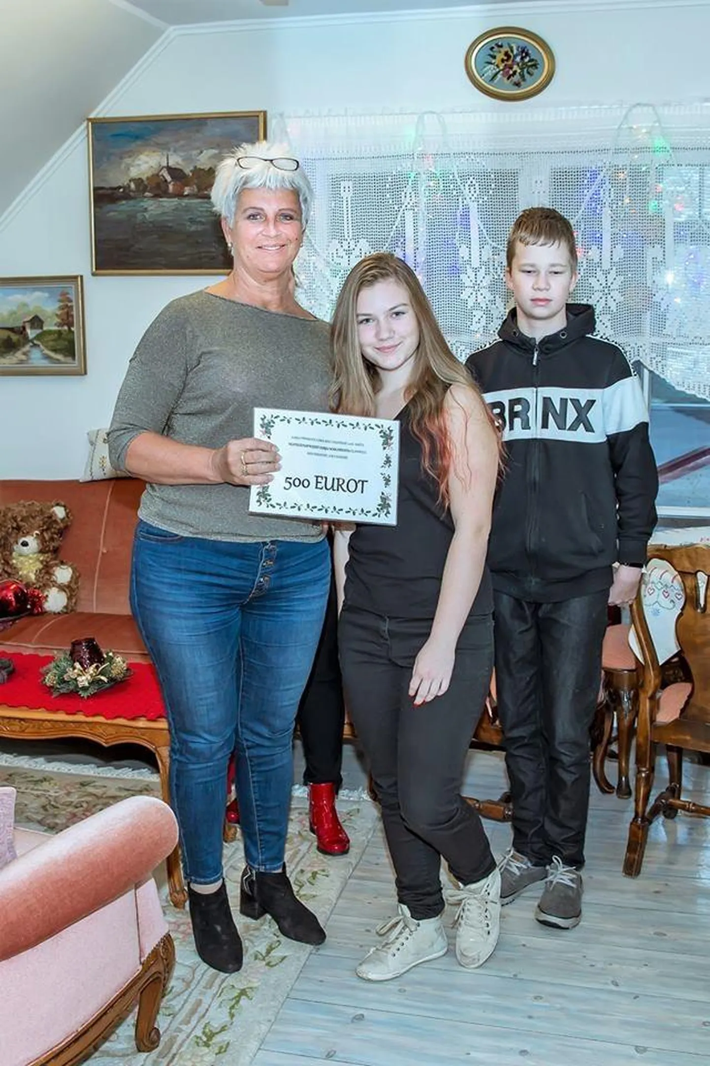Surju põhikooli Oma Riigi ministrid kogutud raha üle andmas. Vasakult: Surju hooldekodu juhataja, perearst Ülle Alanurm, Oma Riigi keskkonnaminister Kaisa Vaabel ning sotsiaal- ja kaitseminister Reimo Luik.