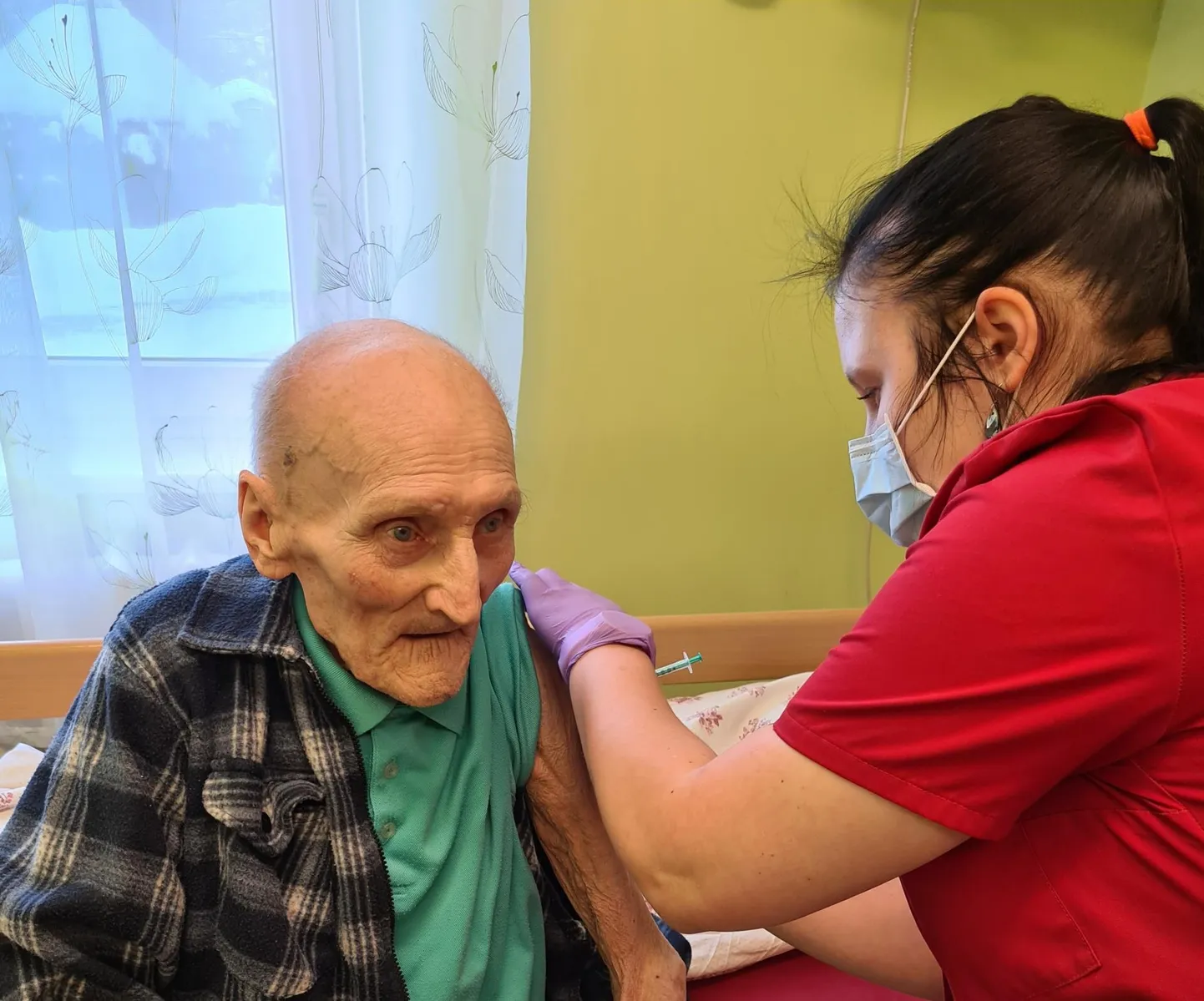 Räpina haiglas alustati patsientide ja töötajate vaktsineerimisega eile. Teiste seas sai õde Taisy Justuselt vaktsiinisüsti Robert Rudolf Volk, kes saab 8. veebruaril saja-aastaseks.