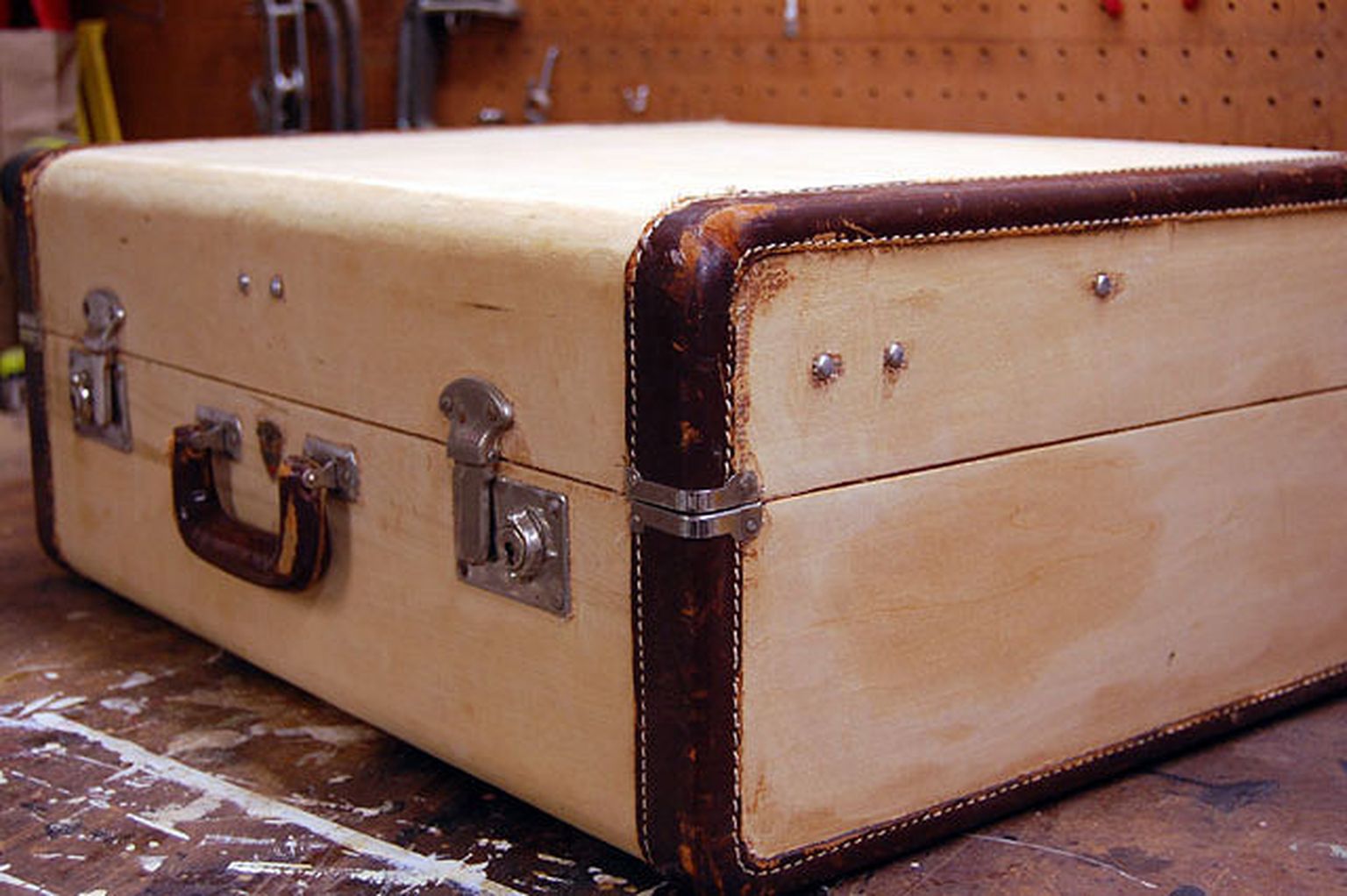 Реставрировать деревянный чемодан