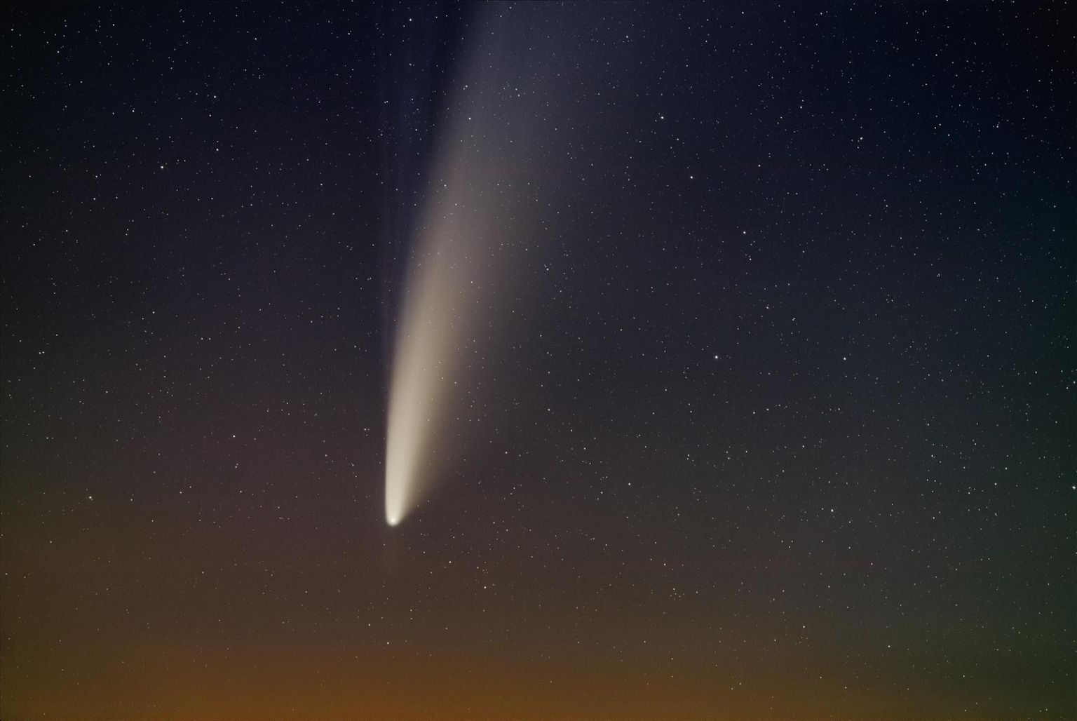 Foto komeedist NEOWISE, nagu see paistis Prantsusmaalt 13. juuli öösel. 