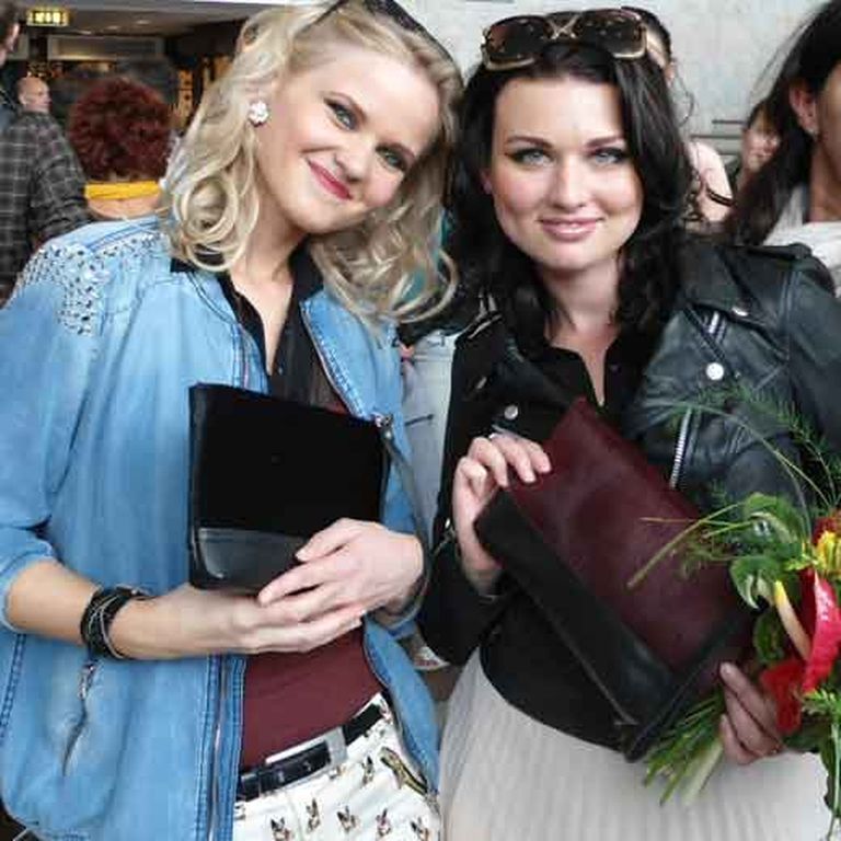 Elīna Šmukste (no labās) un Beāte Zviedre savu stilu papildina ar Latvijā ražotām «Artbag» rokassomiņām 