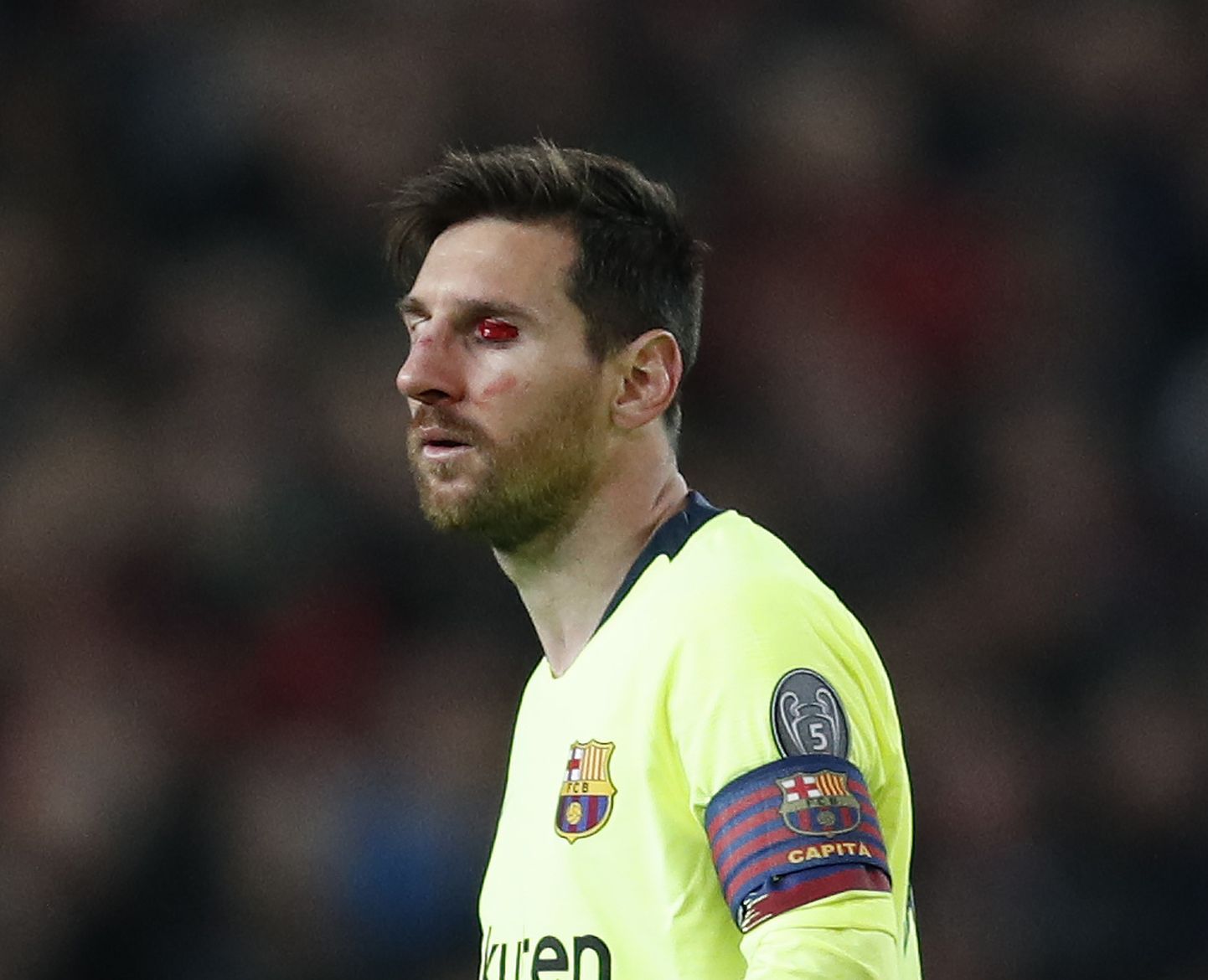 Lionel Messi sai Manchester Unitedi kaitsemängijalt Chris Smallingult kõva hoobi vastu nägu.