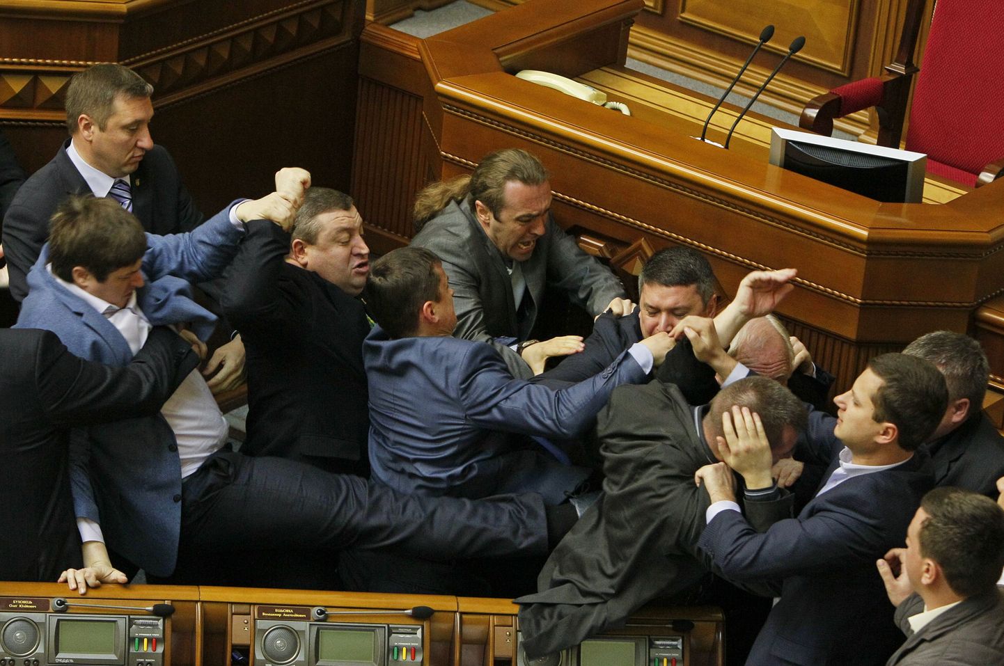Svoboda ja kommunistliku partei liikmete vahel puhkes täna Ukraina parlamendis kähmlus.