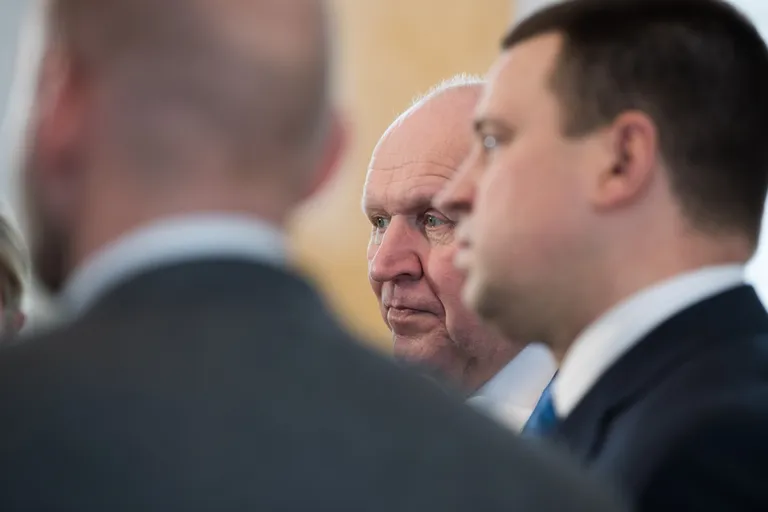 Taavi Rõivas vihjab, et Mart Helmel on Jüri Ratase üle liiga suur mõju.