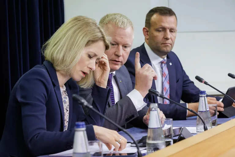 Vasakult peaminister Kaja Kallas, rahandusminister Mart Võrklaev ja siseminister Lauri Läänemets arutamas kärpeid. 